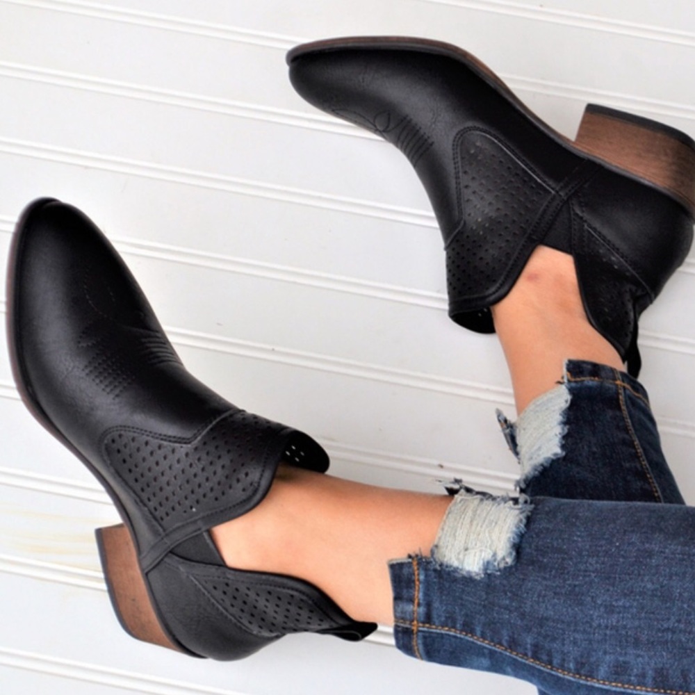 🔥LAST PAIR  🔥 Black Vegan Leather Ankle Boot - Picture 3 of 4